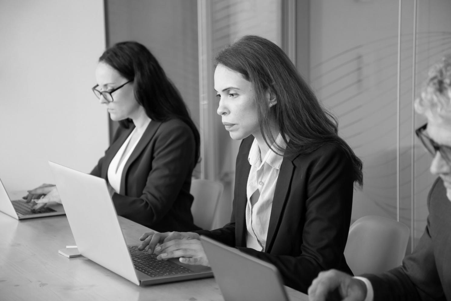 Equipo de cirethanova trabajando en estrategias financieras personalizadas