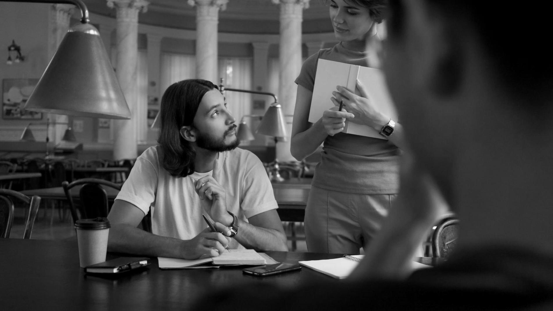 Profesionales trabajando en análisis financiero con documentos y gráficos