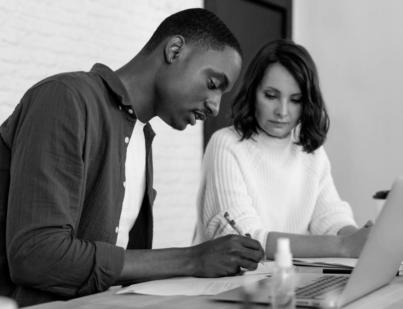 Sesión de consultoría financiera personalizada en oficina moderna
